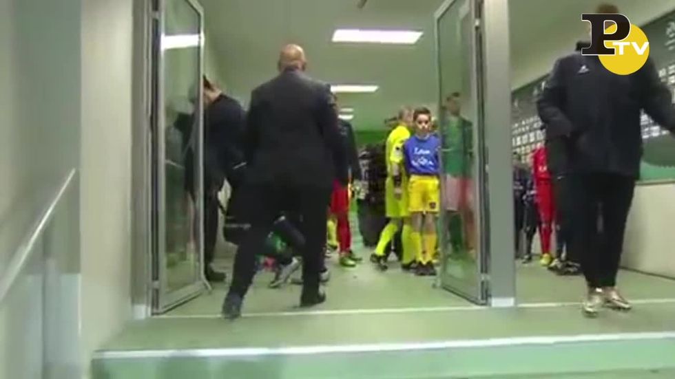Ibrahimovic sfonda la porta mentre fa Stretching