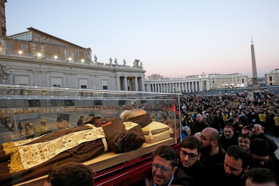 Le spoglie di Padre Pio in Vaticano - FOTO