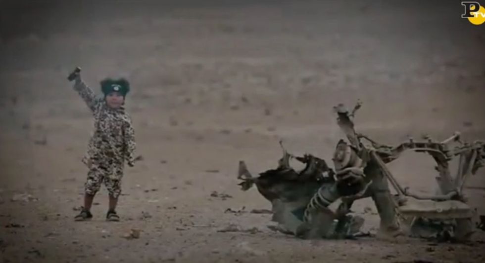 Isis, nuovo orrore: un bambino di 4 anni fa saltare in aria 4 prigionieri - VIDEO
