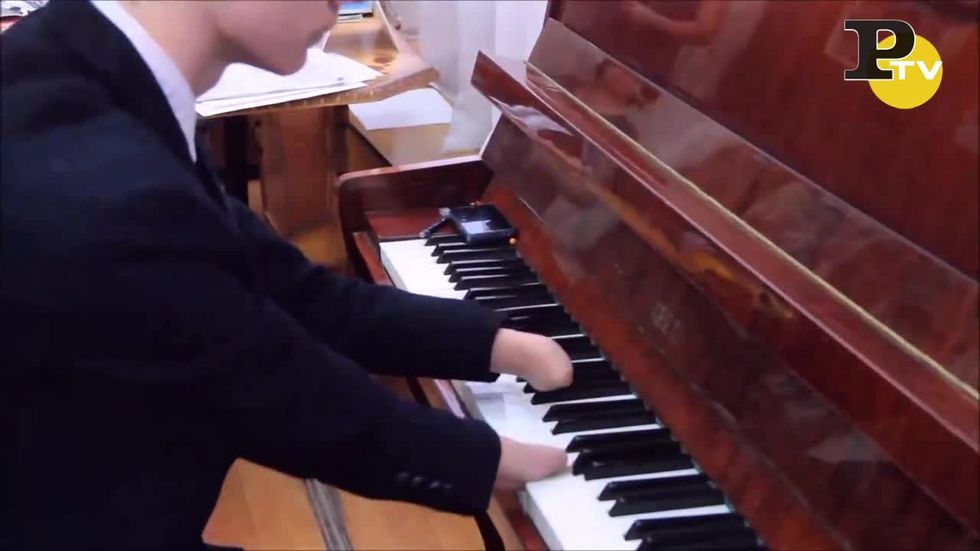 Ragazzo senza dita suona il Pianoforte