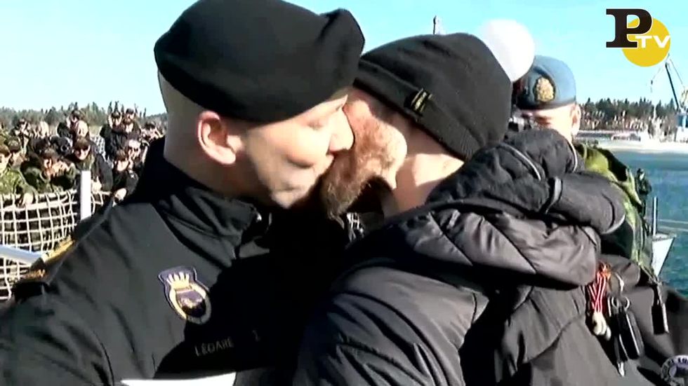 Il bacio gay tra i militari canadesi