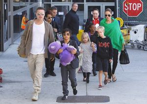 Brad Pitt capo branco del clan Pitt-Jolie: 6 tra figli naturali e adottati