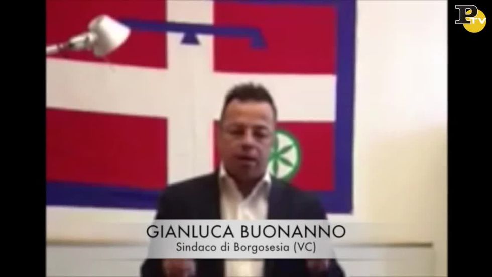 Lo spogliarello di Buonanno contro Renzi