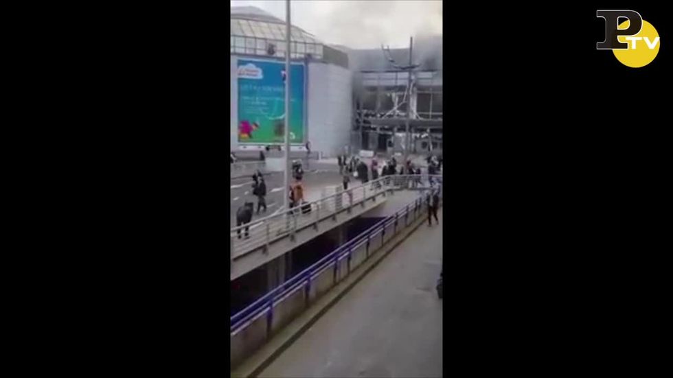 Bruxelles, esplosioni in aeroporto: la fuga dopo lo scoppio