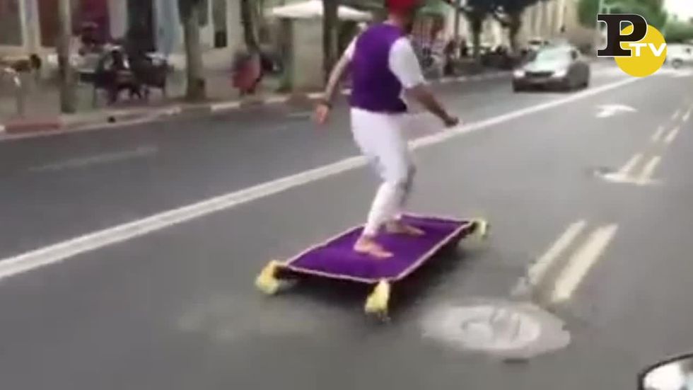 Aladdin fa skateboard a Tel Aviv