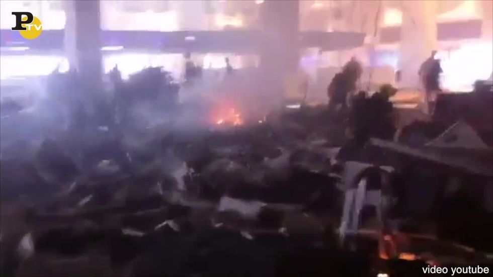 Bruxelles: la devastazione e le urla all'aeroporto di Zaventem