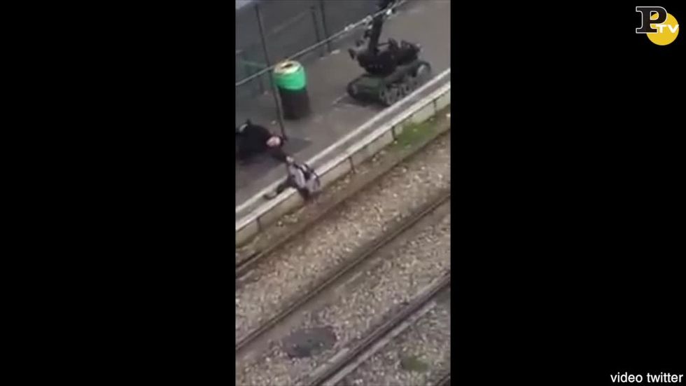 Schaerbeek: terrorista a terra con robot degli artificieri - video