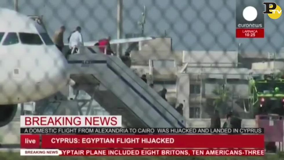 Egitto, aereo dirottato: la liberazione degli ostaggi