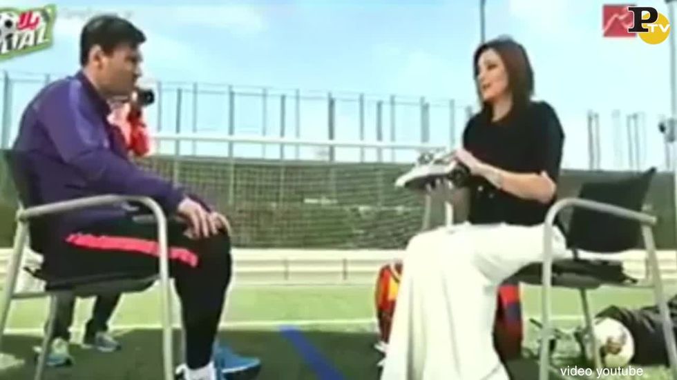 Messi regala le sue scarpe in tv e scoppia la polemica