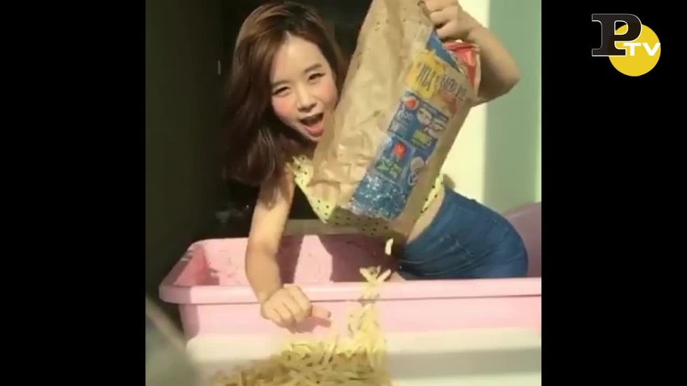 Vlogger Coreana gioca "sporco" con Ketchup e Patatine