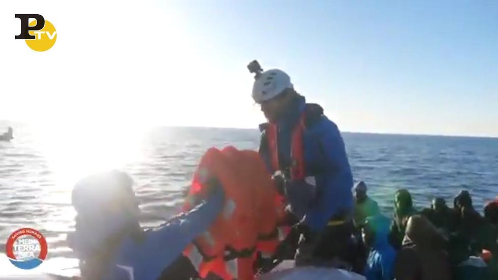 La Mare Jonio salva 49 migranti, le immagini dei soccorsi