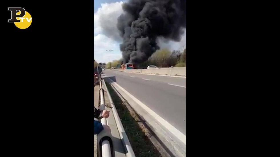 Milano: autista senegalese dirotta un pullman sulla Paullese e gli dà fuoco | video