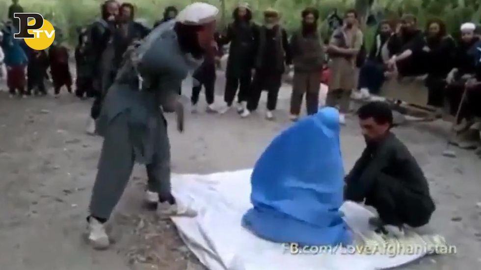 Afganistan, talebani picchiano un gruppo di donne