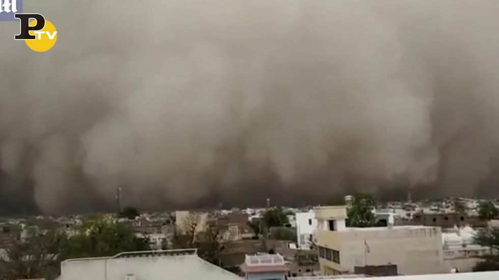 India, enorme tempesta di sabbia sulla città di Choru