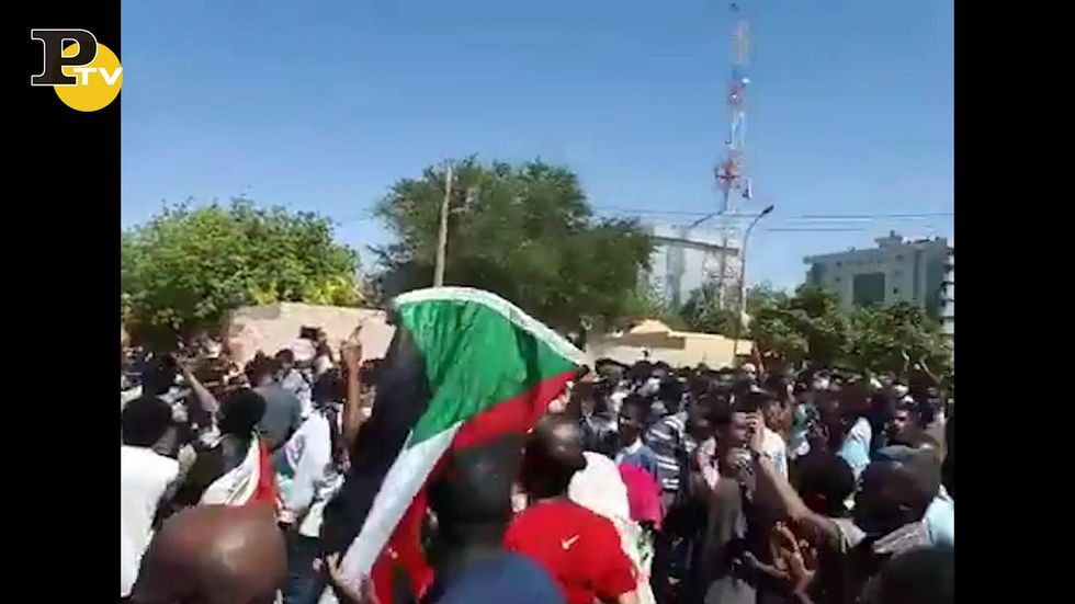 Sudan, colpo di stato: l'esercito costringe Bashir a dimettersi
