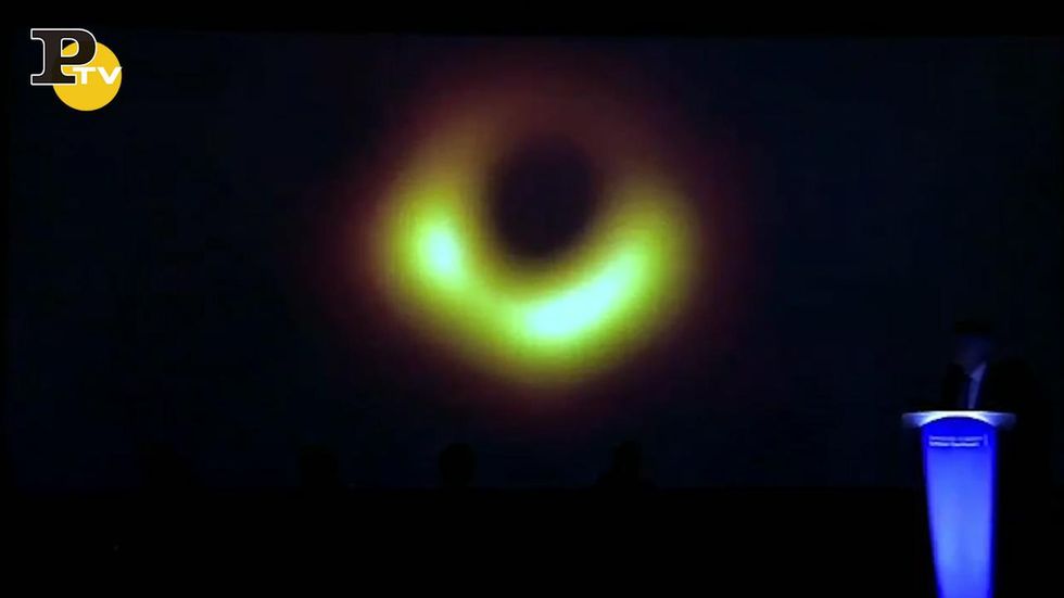 La prima immagine di un buco nero: "Einstein aveva ragione"