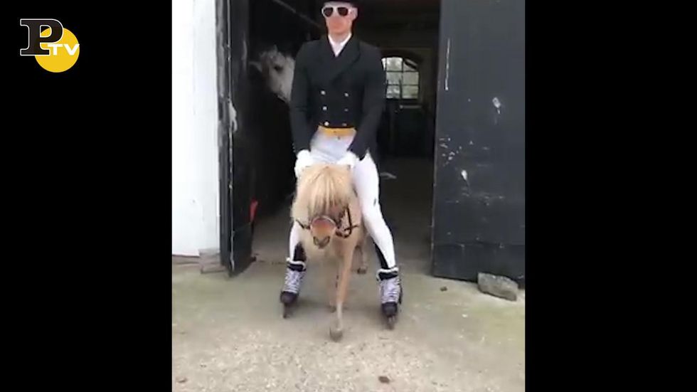 Ragazzo cavalca un pony con i pattini
