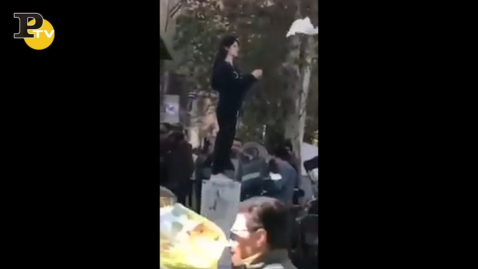 Iran, arrestata la ragazza che manifestava senza velo