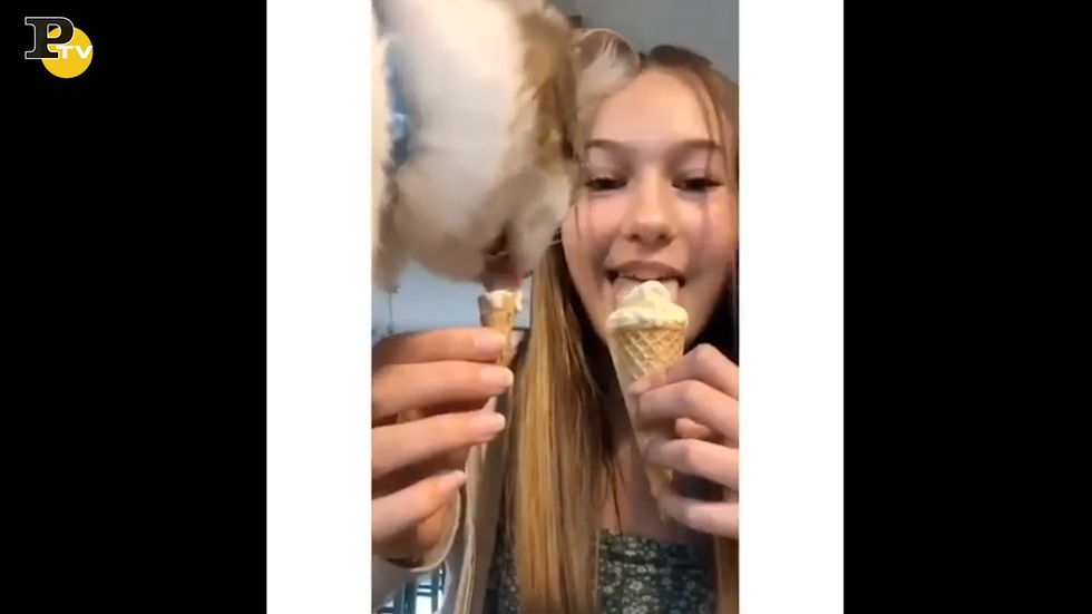 Ragazza condivide il suo gelato con il gatto