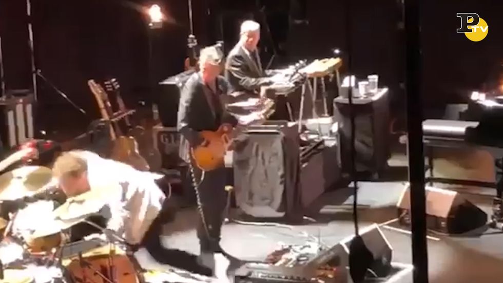 Bob Dylan litiga col pubblico e rischia di cadere sul palco