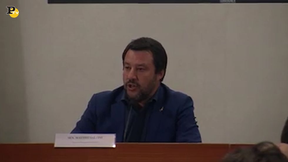 Cannabis, Matteo Salvini annuncia la chiusura di tutti i negozi