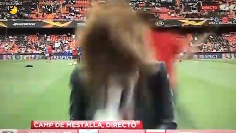 Valencia-Arsenal: la giornalista viene colpita da una pallonata