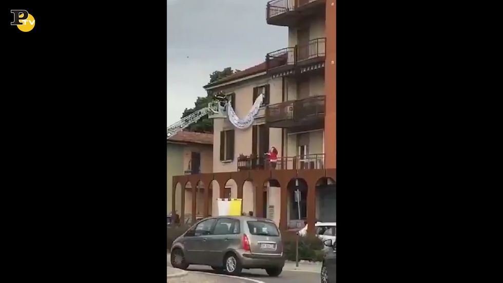 Brembate, i Vigili del Fuoco rimuovono uno striscione contro Salvini