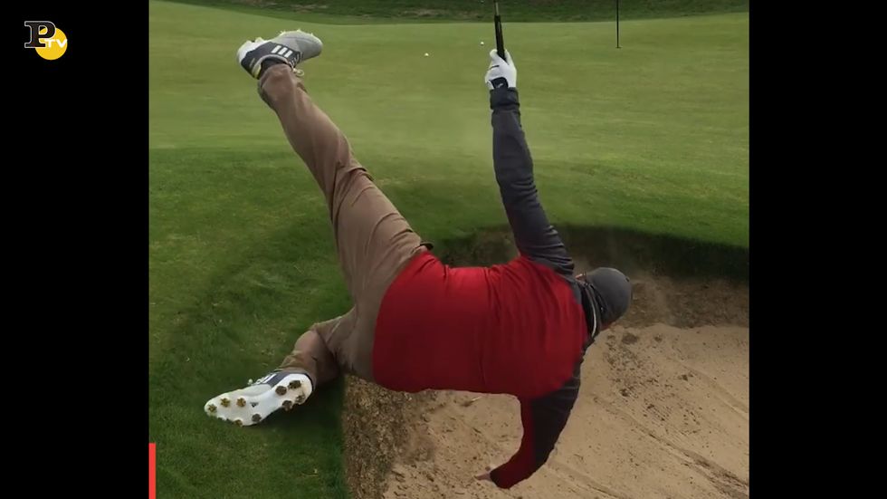 Giocatore di Golf cade nella buca durante la partita