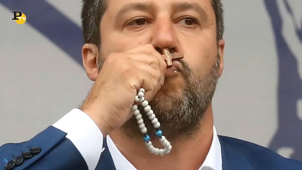 Salvini porta il rosario sul palco: le critiche della Chiesa