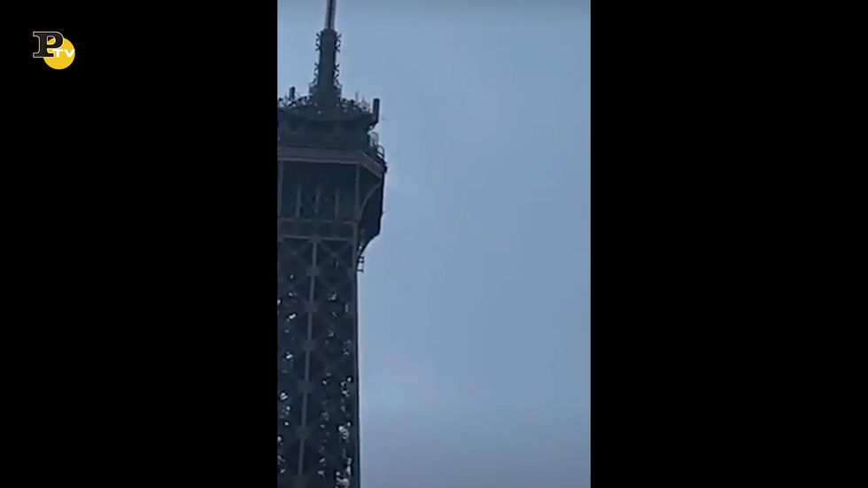 Parigi, si arrampica sulla Tour Eiffel e minaccia il suicidio
