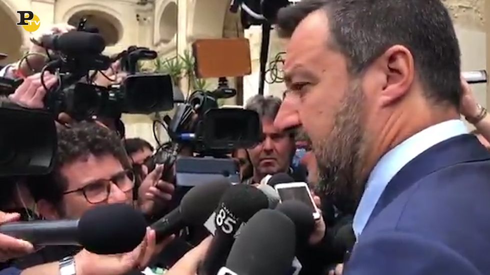 Mirandola, africano scatena incendio: le parole di Salvini