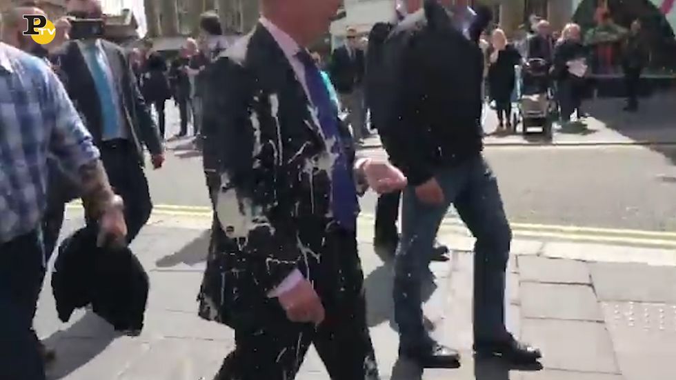 Manifestante "no Brexit" lancia un milkshake a Farage