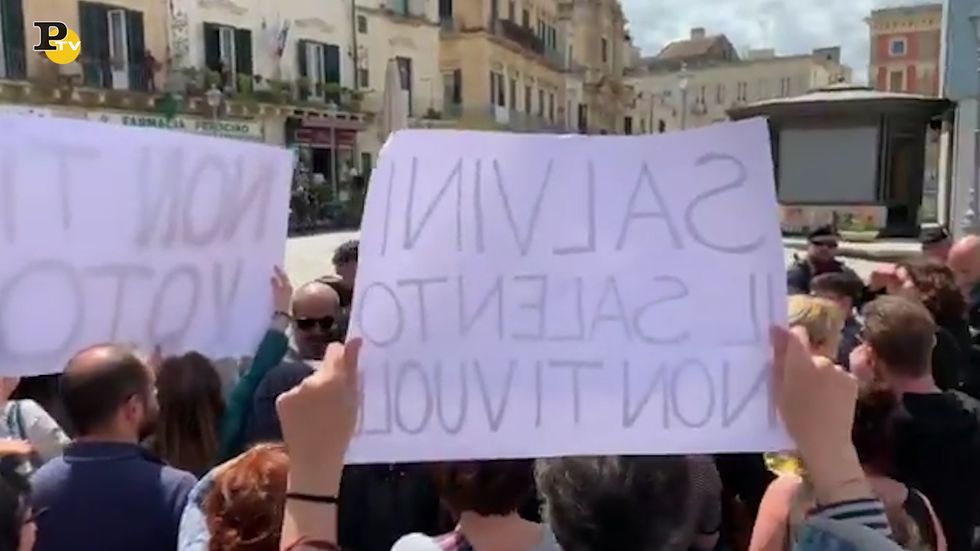 Lecce, continuano le proteste in piazza contro Salvini