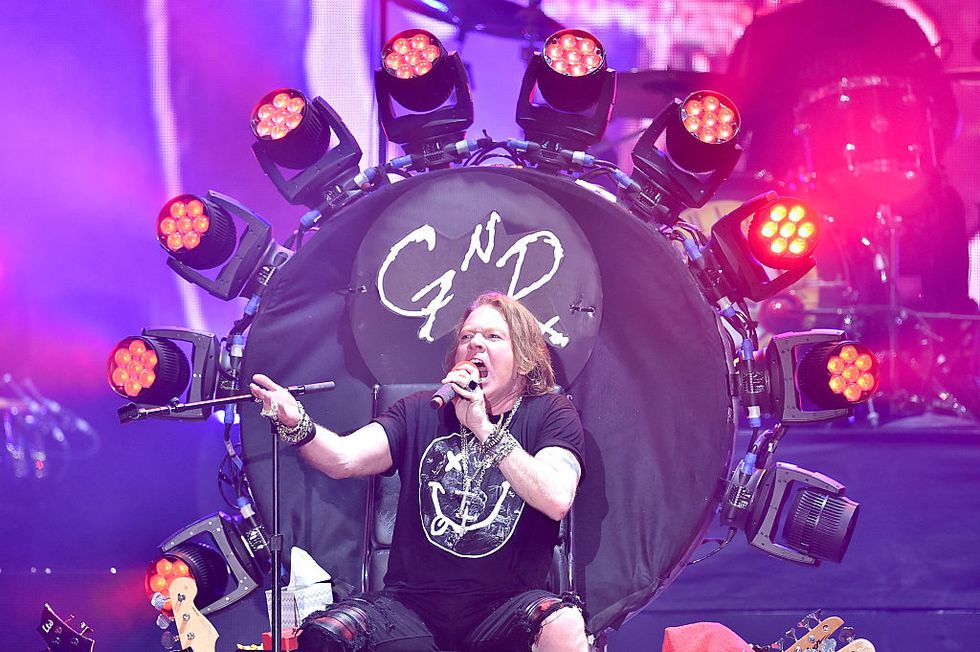 I Guns N' Roses sbancano Coachella con Angus Young - Scaletta e video