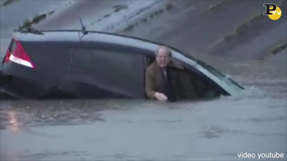 Giornalista salva in diretta uomo dall'alluvione