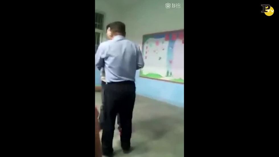 Bullismo: studenti picchiano il professore