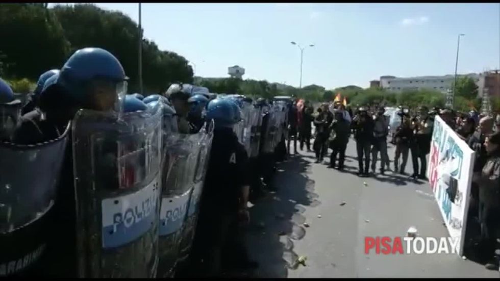 Pisa: scontri manifestanti-Polizia all'Internet day