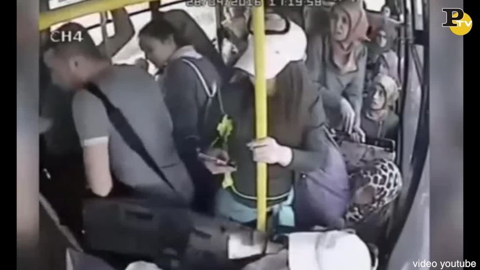 Turchia: donne picchiano molestatore sul bus