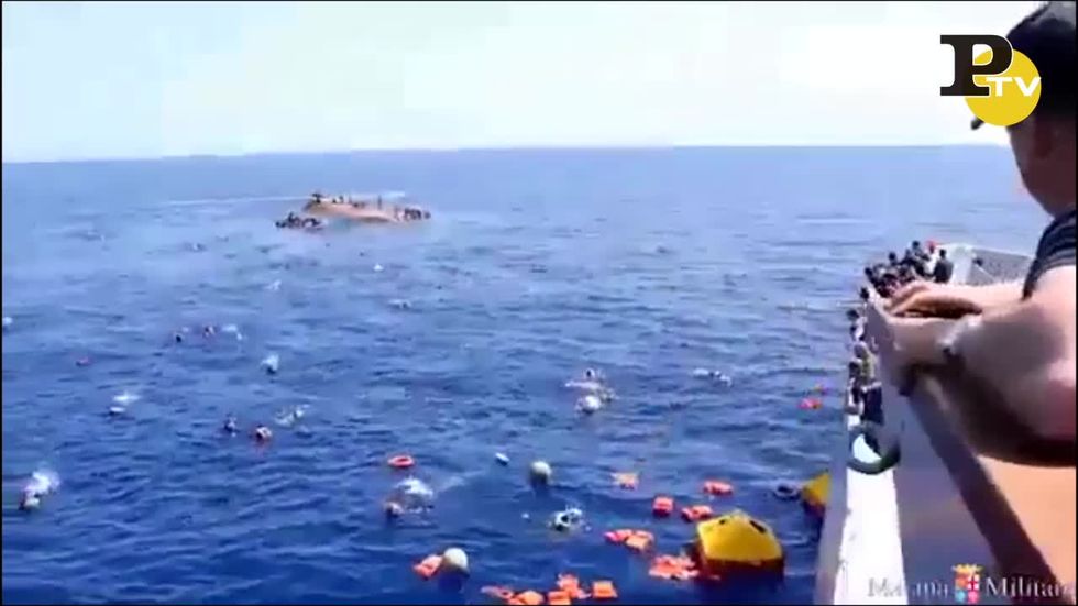 Libia: barcone si ribalta. Il salvataggio dei migranti