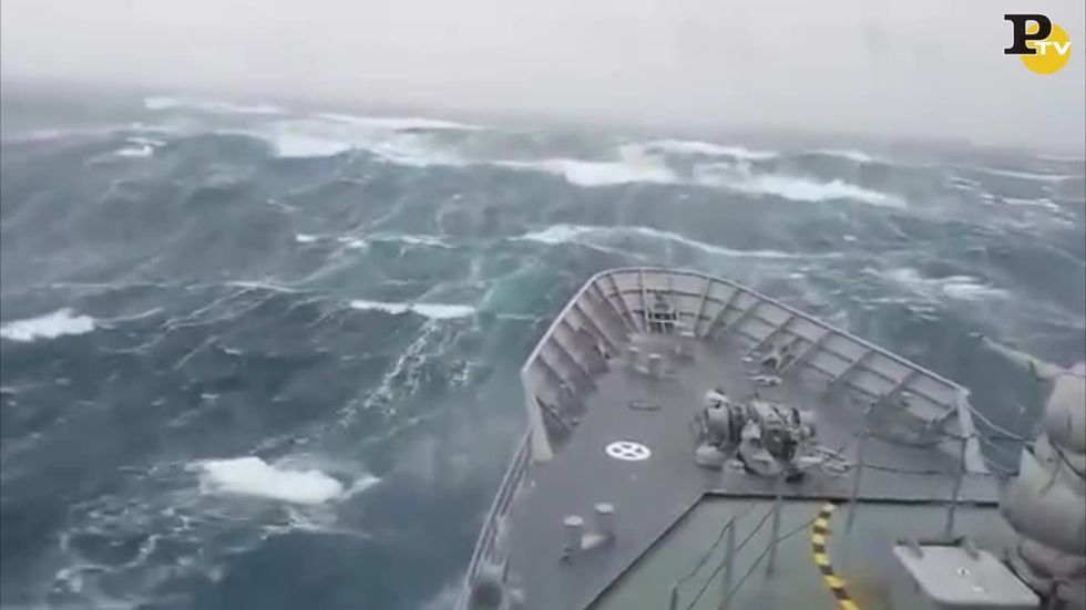 Nave Militare della Nuova Zelanda inghiottita dalle onde