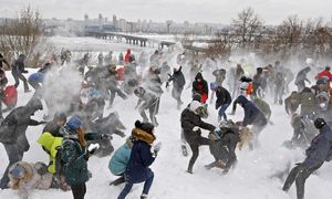 Una battaglia a palla di neve a Kiev