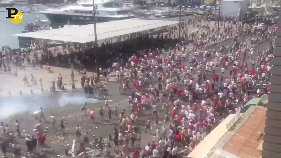 Marsiglia: scontri tra hooligans prima di Inghilterra-Russia - video