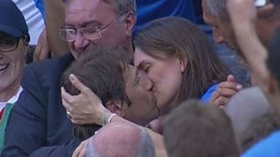 Antonio Conte: l'esultanza poi il bacio alla moglie - VIDEO