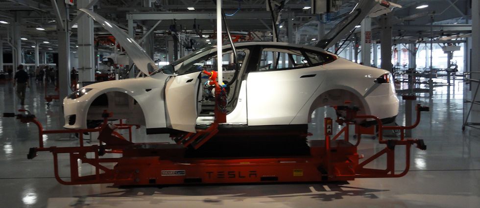 Tesla Model S o Google Car? Le differenze di guida delle due auto del futuro