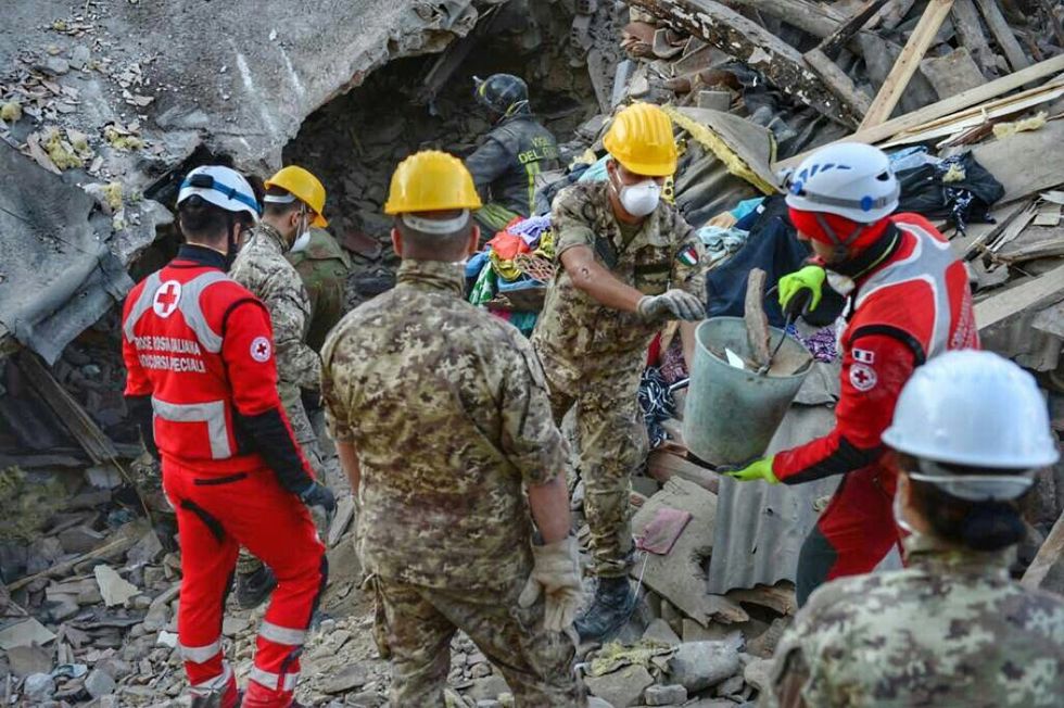 Terremoto, con l'Esercito in soccorso di Amatrice - foto