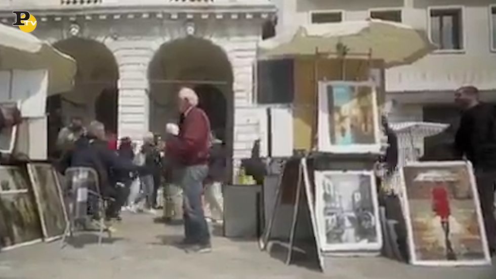 Banksy espone a Venezia ma viene allontanato dai vigili