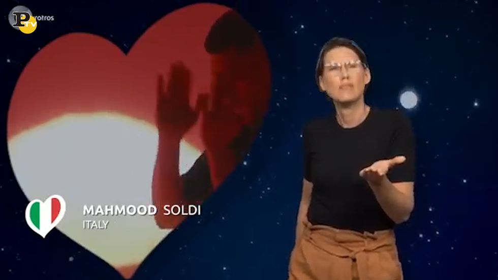 Soldi di Mahmood nel linguaggio dei segni incanta il web
