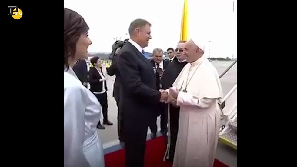 Papa Francesco, viaggio apostolico in Romania: l'arrivo a Bucarest