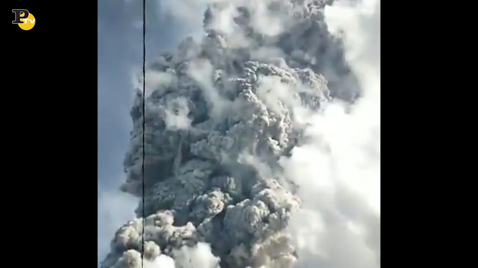 Indonesia, potentissima eruzione vulcanica del Monte Sinabung