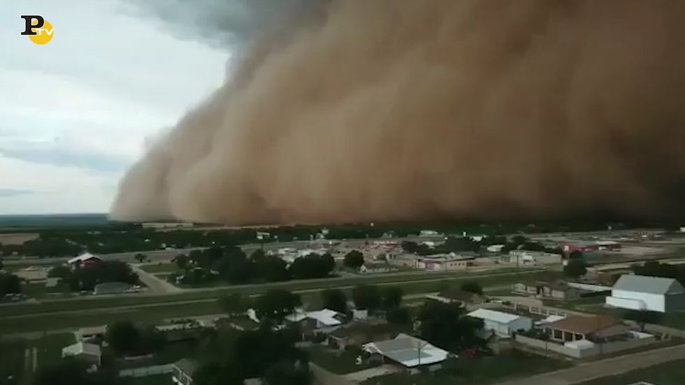 Texas, impressionante nube di sabbia divora la città di Coahoma